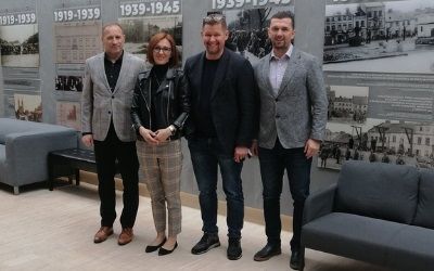Burmistrz Szydłowca Artur Ludew, Prezes Spółdzielni Socjalnej – Dominik Gawor oraz Beata Ciećka, Członek Zarządu z ramienia gminy oraz Prezes Zarządu Spółdzielni Socjalnej w Kutnie, Dariusz Lenarczyk