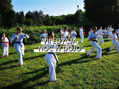 Grafika przedstawia szydłowieckich karateków podczas treningu na powietrzy. Na grafice widnieje napis "VII edycja "Noc w dojo"".