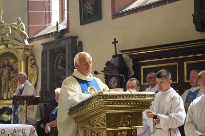 Poprzedni proboszcz parafii pod wezwaniem św. Zygmunta, Ksiądz kanonik Adam Radzimirski stoi przy ambonie