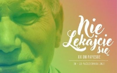 W tle: Papież św. Jan Paweł 2 i podpis Dni Papieskie