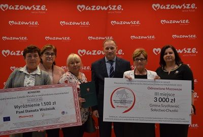Uczestnicy Gali: Burmistrz Artur Ludew, Skarbnik Gminy Iwona Czarnota, Pani Danuta Woxniak, Pani Halina Zawadzka- sołtys chustek oraz Teresa Sodel i Marlena Długosz.