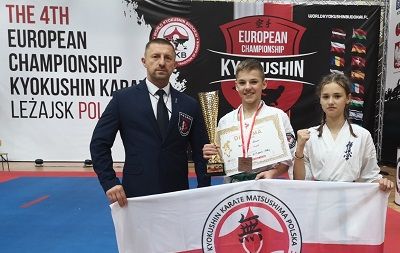 Sensei Robert Wyciszkiewicz razem ze swoimi wychowankami Julią Pobideł i Adamem Bednarczykiem