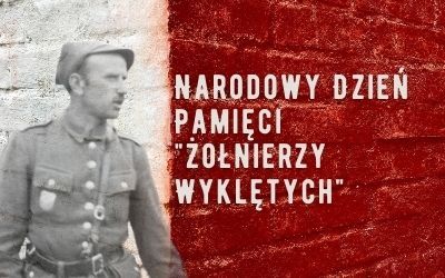 Biały napis: Narodowy Dzień Pamięci "Żołnierzy Wyklętych" na czerwonym murze.