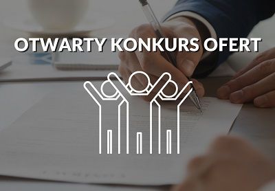 3 postacie na tle ręki wypełniającej dokument.