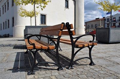 Zdjęcie odmalowanej ławki na Rynku Wielkim w Szydłowcu.