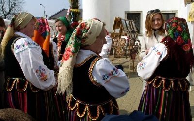 Zdjęcie gospodyń w strojach folkowych