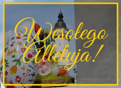 Zdjęcie jaja wielkanocnego oraz stroika na tle szydłowieckiego ratusza z napisem "wesołego alleluja!"