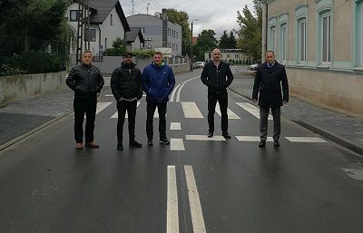 Komisja dokonująca odbioru wraz z Burmietrzem Szydłowca Arturem Ludwem, stoi na nowo wybudowanej drodze.