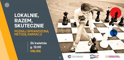 Baner programu, kobieta przestawiająca pionki na szachownicy.